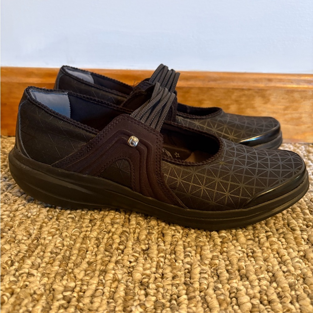 (NEW) Lifestride Bzees Women’s Black Geometric Mary-Jane Slip-On Shoes — Size 7W